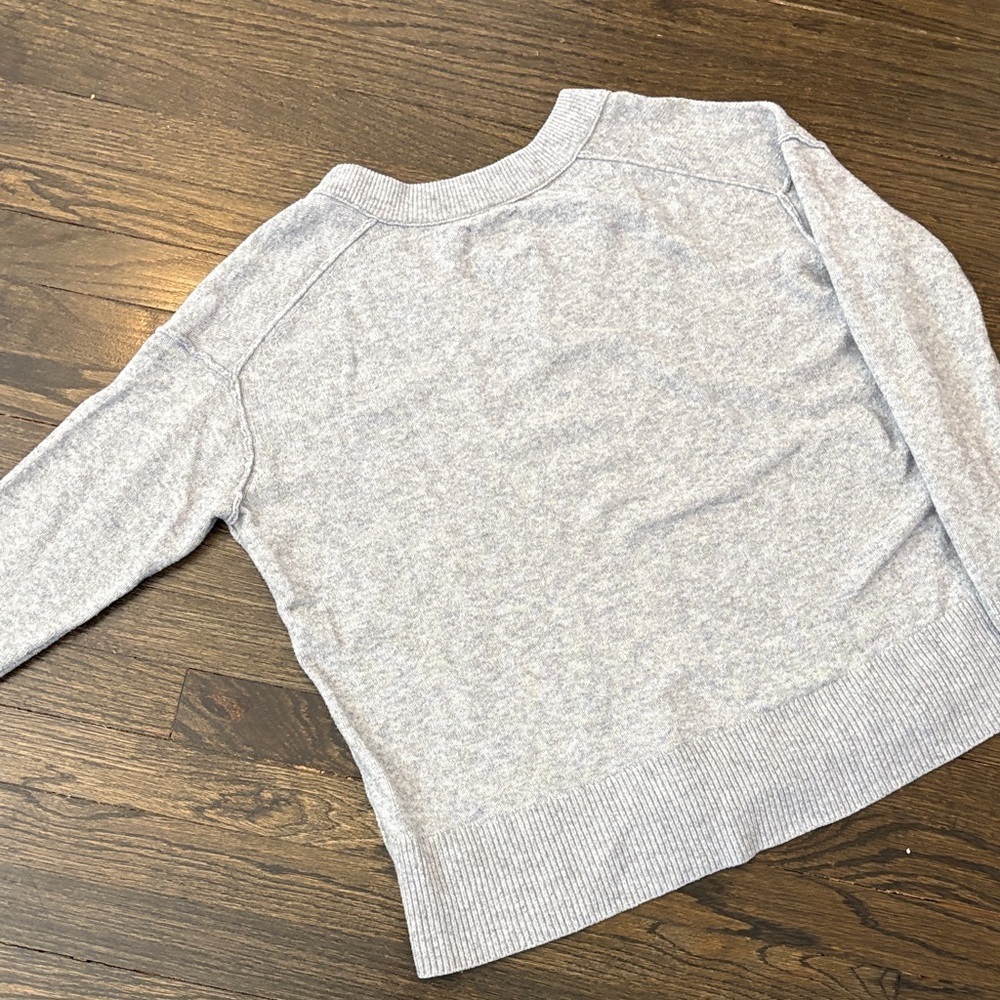 Aerie Light Gray V-Neck Knit Sweater (size XS) - Picture 9 of 12